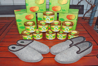 Aktionen1 Im Bild sind als Webegeschenke originale Filzpantoffel,Honiggläser und Apfelsaft zu sehen.